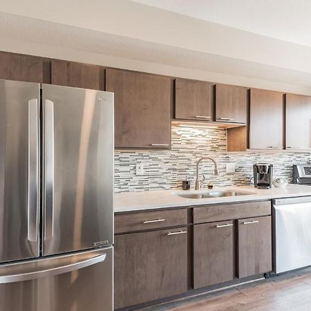 Frontdesk Confluence On 3Rd Apt Downtown Riverwalk Trails Des Moines Luaran gambar